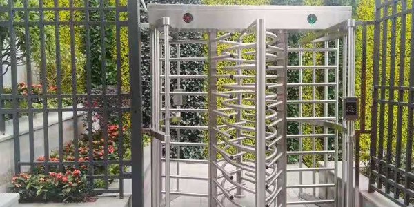 小區(qū)十字旋轉門案例